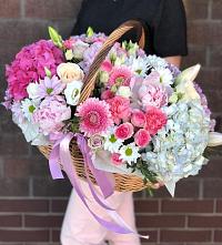 Цветочная композиция из Розы, Хризантемы, Пионы и Лизиантусы в корзине в Алферово