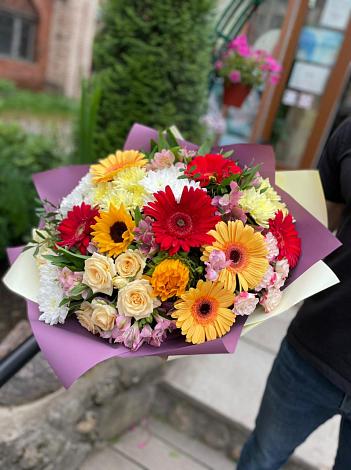 Букет цветов из: Герберы, Ромашки, Хризантемы, Розы и Подсолнухи в Алферово