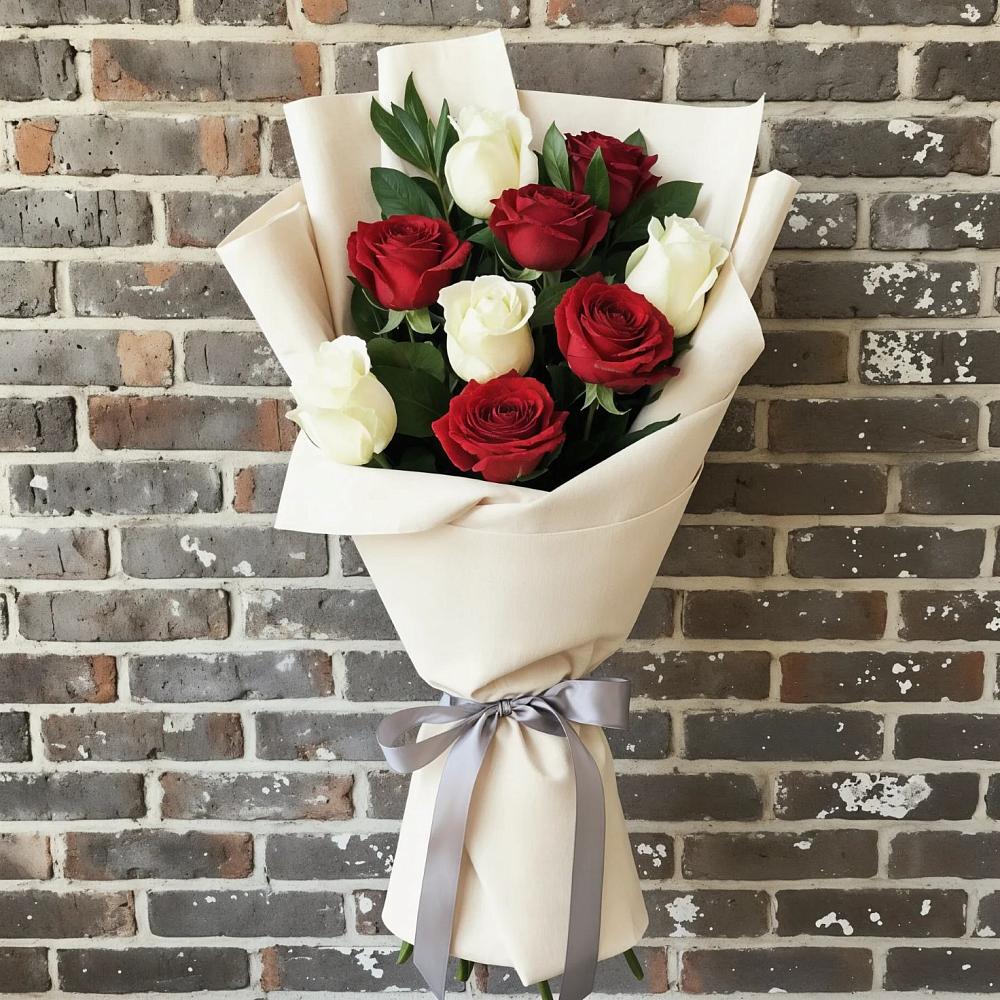 Букет красно-белые розы в Алферово Букет цветов из: Розы в Алферово