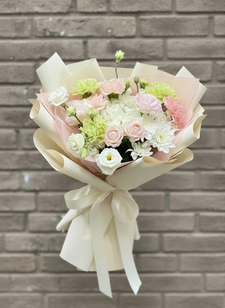 Букет цветов из: Гвоздики, Розы, Лизиантусы и Хризантемы в Алферово