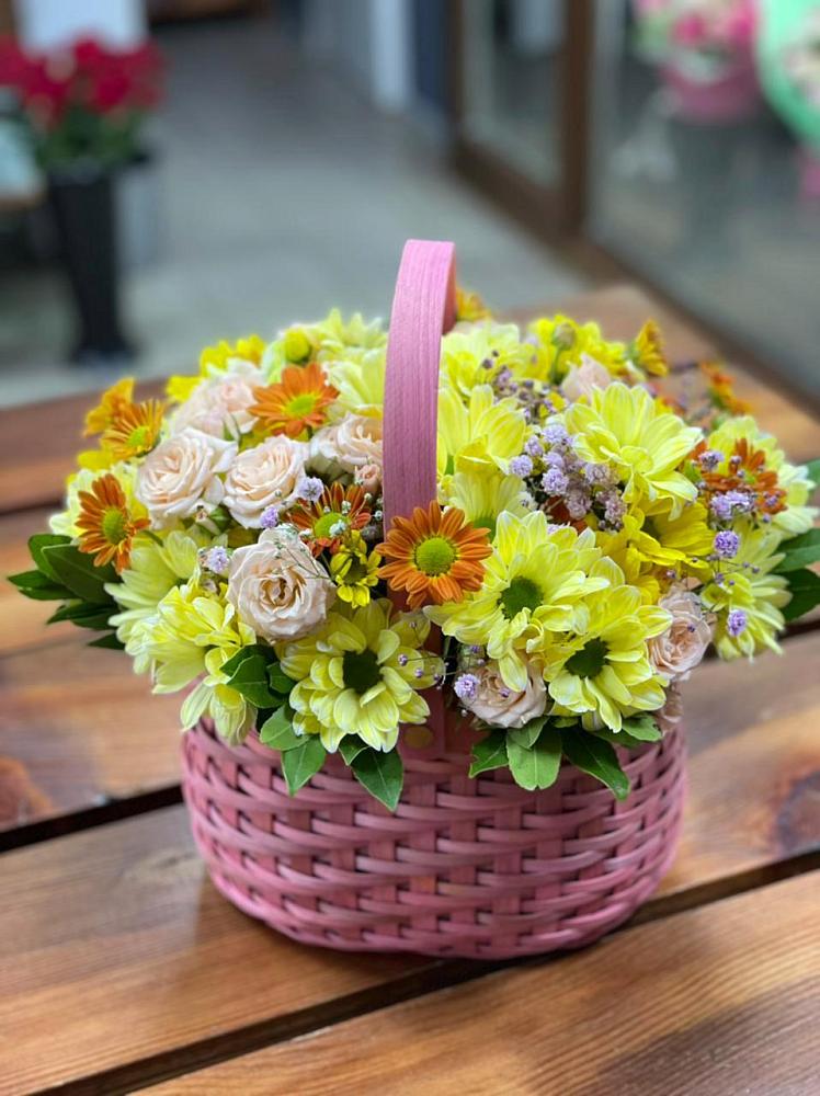 Цветочная композиция из Хризантемы и Розы в корзине в Алферово